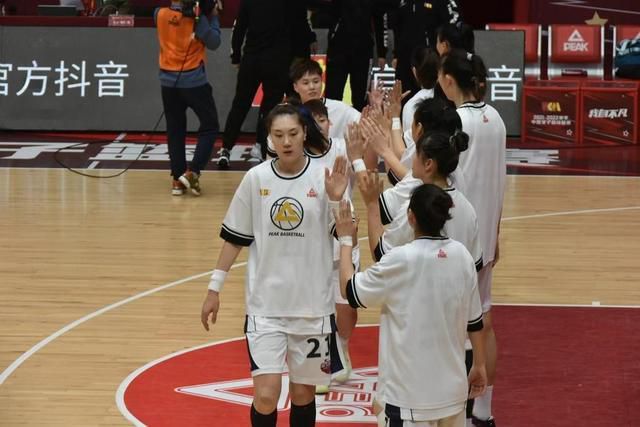 施天齐眼中十分羡慕，其实他也想让自己外孙女坐在叶大师身边，只是，一时半会没拉下这个脸来，就被秦傲雪抢先一步、捷足先登了。